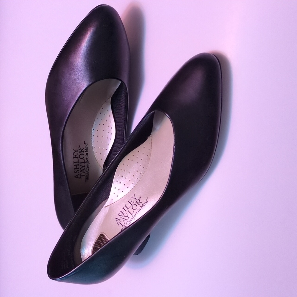 Ashley Taylor Sleek Black Pumps